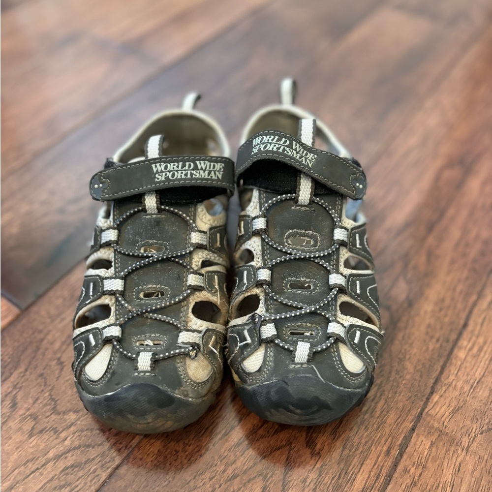 Gray water shoes, size 3 girls.